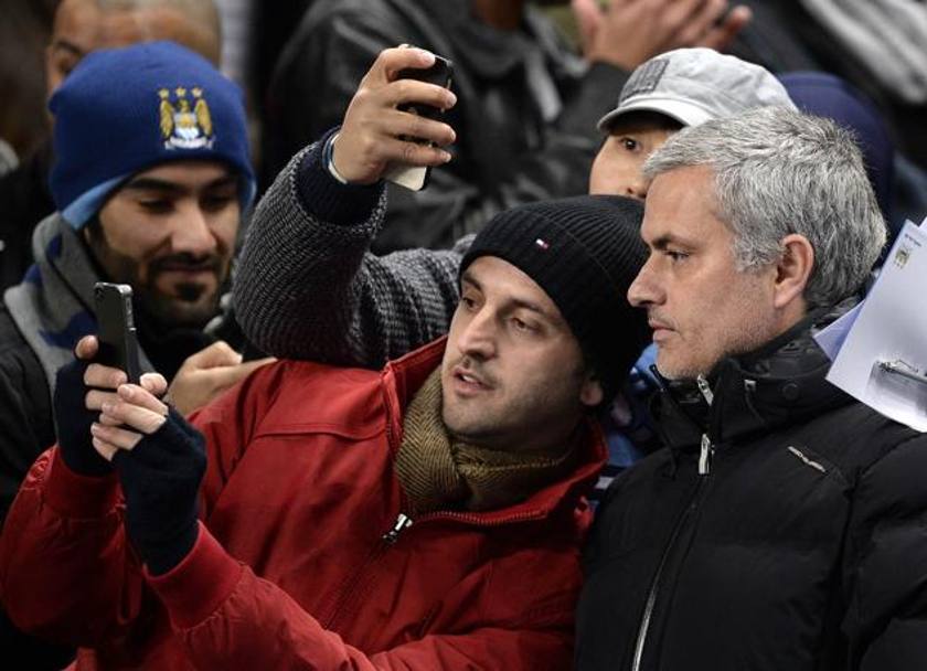 Tifosi del City a caccia di scatti con Jos Mourinho. Action Images